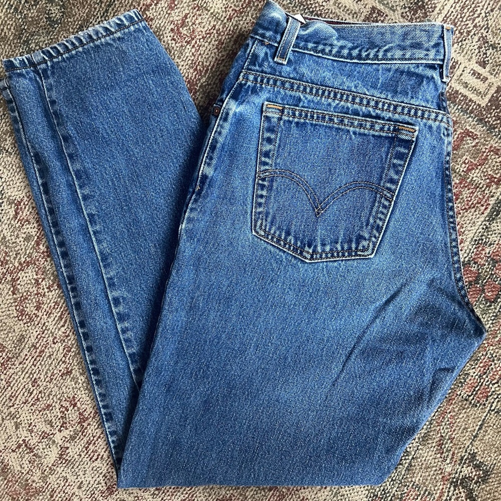 Size 14L 550 Levi’s in great condition and the best wash!